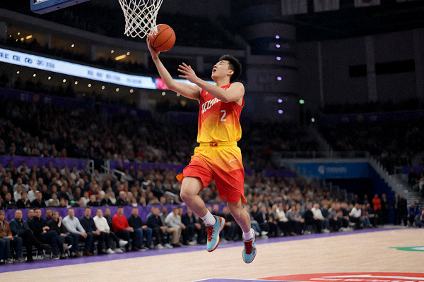 NBA篮球比赛球馆内球员上篮得分的比赛画面